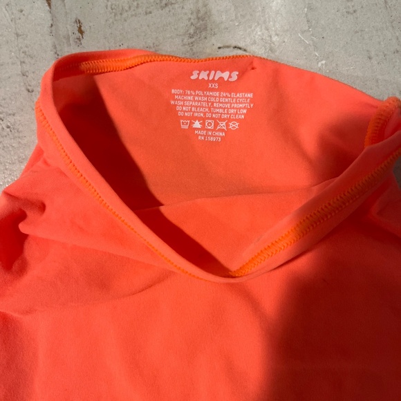 Skims neon orange shirt - Picture 2 of 2